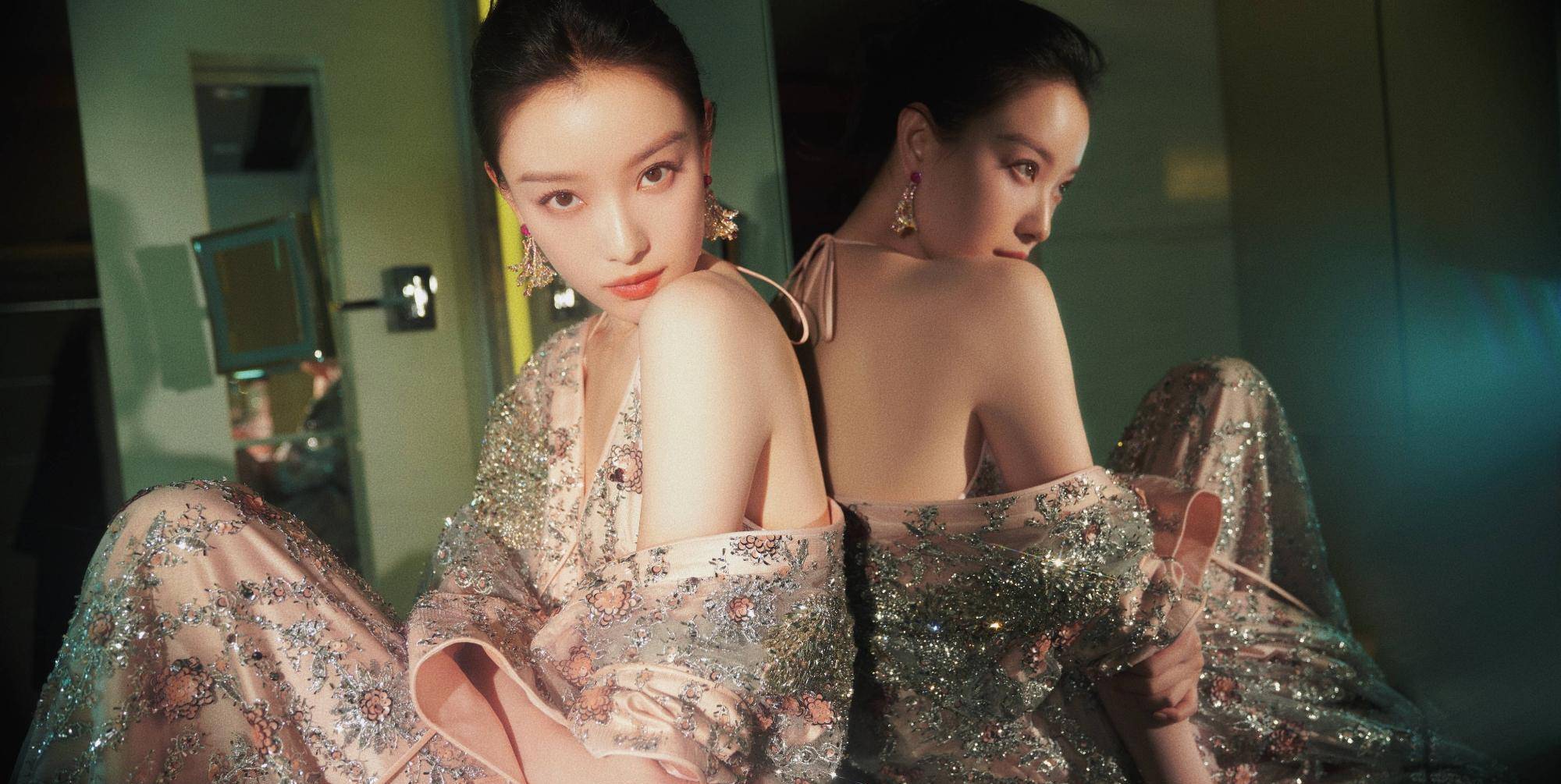 vogue红毯:热巴性感,李宇春可爱,倪妮白又透,周冬雨好薄一片_连衣裙