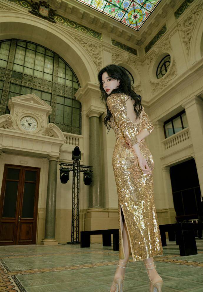 金色亮片长裙秀出美背,网友直呼"好有魅力"_造型_红色_珠宝
