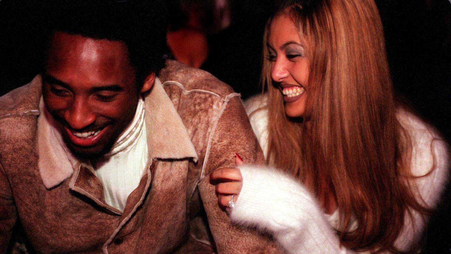 瓦妮莎丧夫后独自过恋爱纪念日,晒24年前和科比合照,怀里抱男婴_家庭