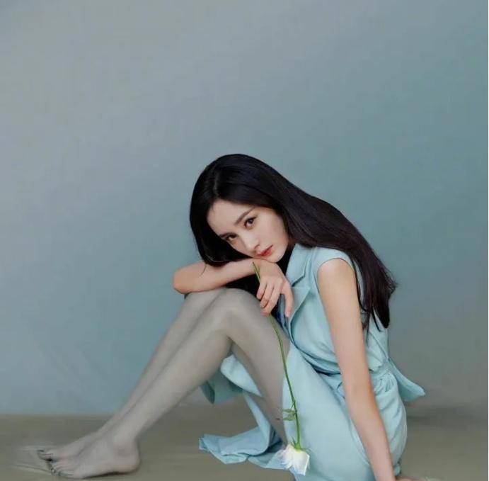 灰色超薄袜子搭配无袖连衣裙,杨幂展现了美人真正的古风!