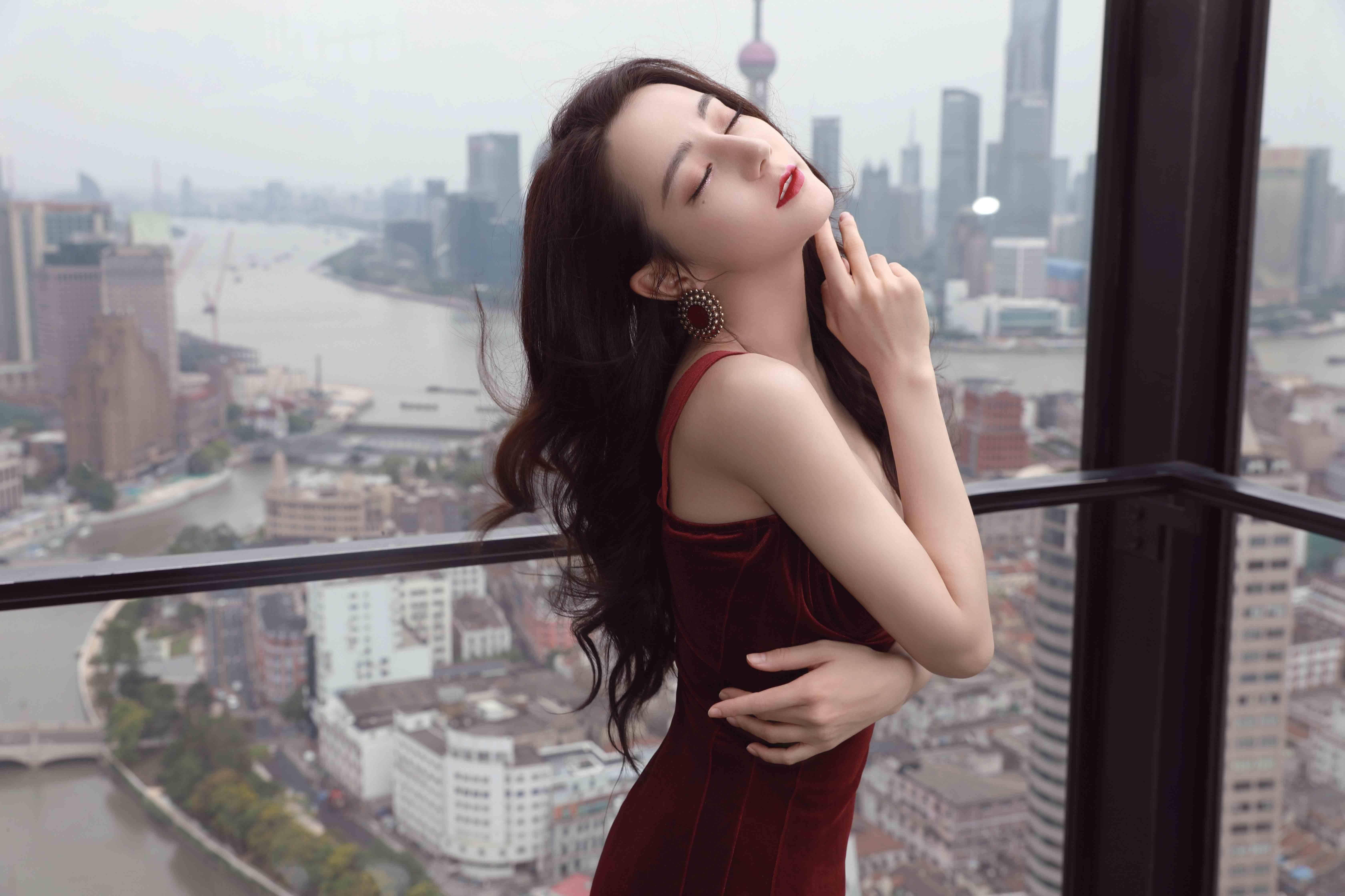 迪丽热巴美腿丝袜让浴足像陶醉使人们对自己的未来充满期待都受到高度