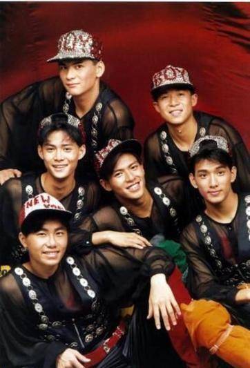 52岁知名男星中年得子,晒照片满脸慈爱,小20岁娇妻笑容灿烂_马国贤