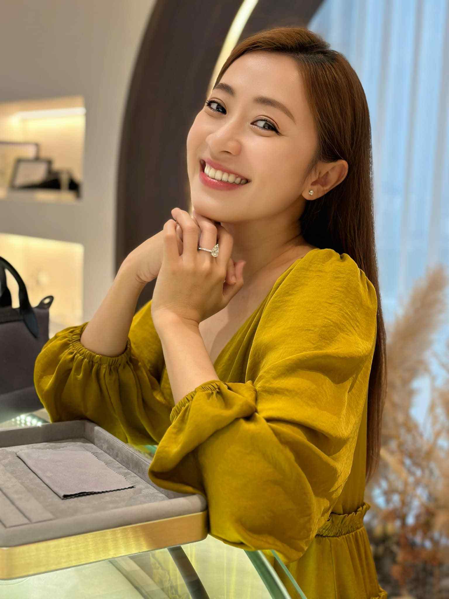 我们宣布马来西亚著名歌手庄群施(queenzy)于2023年11月28日安详离世
