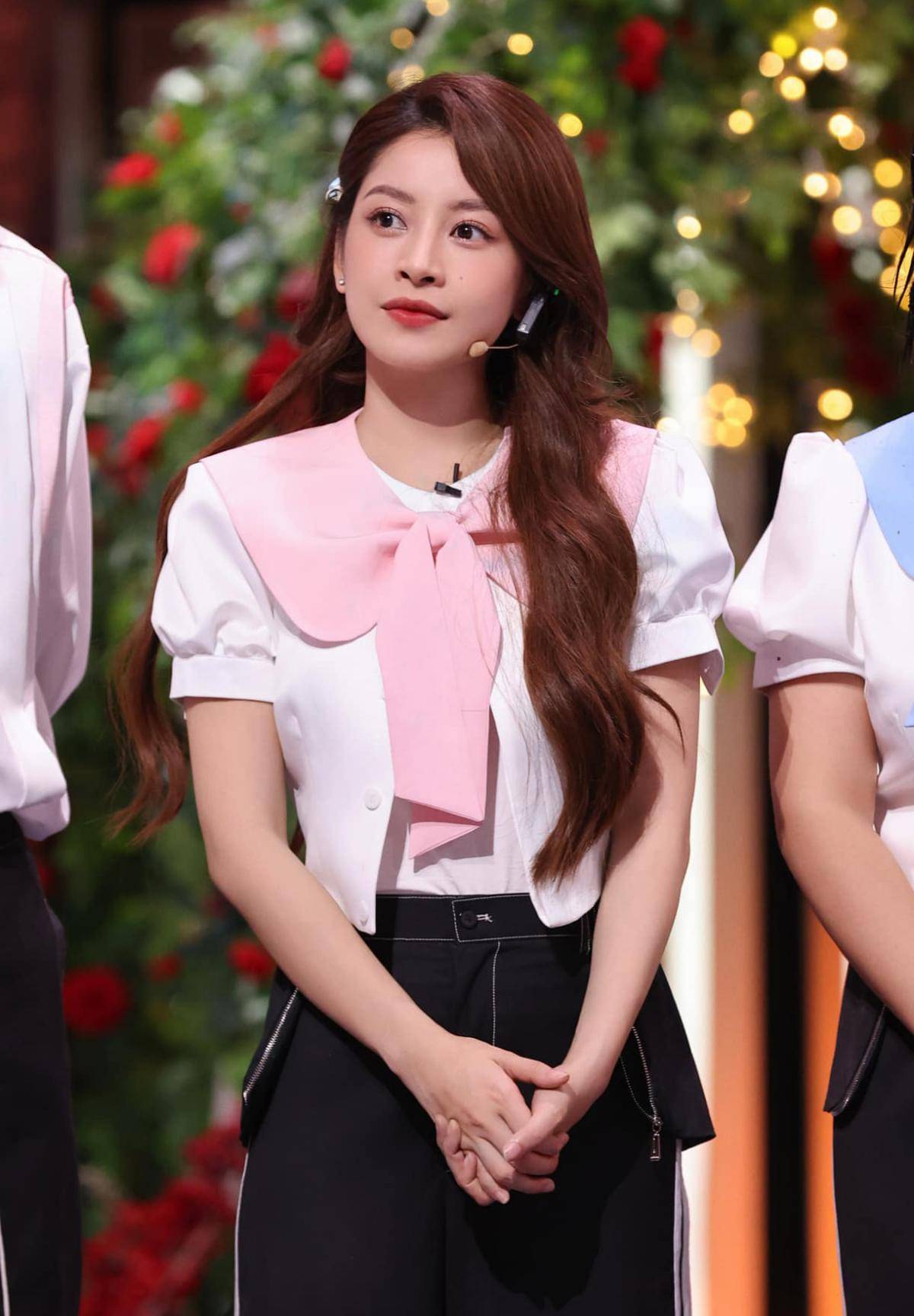 当女歌手在个人页面发布这张照片时,国内外不少粉丝询问这件衣服.