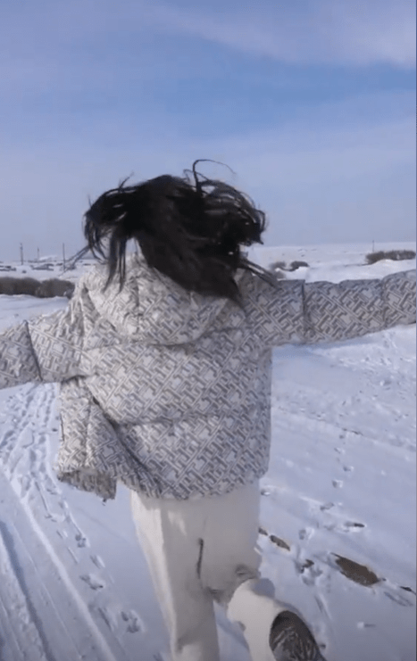 脱衣狂奔不怕冷,笑容甜蜜心情很好_成为了_雪地_雪景