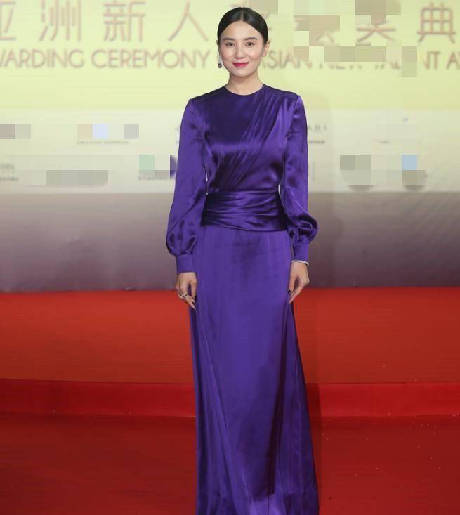 42岁的宋佳太美了!红色西装搭配黑纱,掩饰不住好身材_女性_颜色_材质