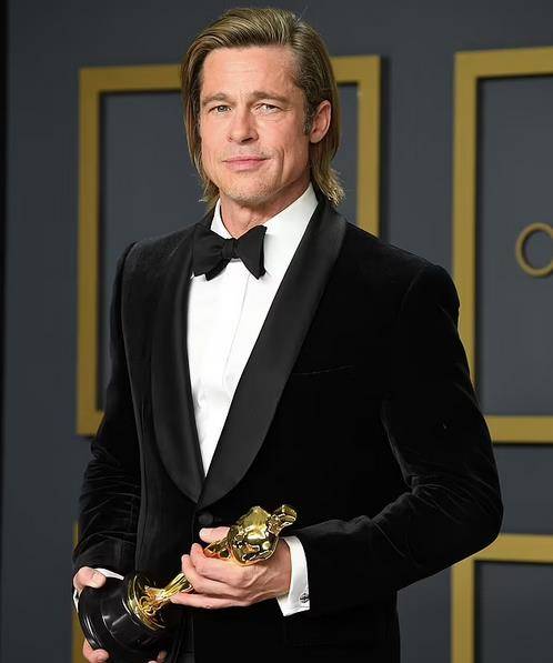 最初朱莉拥有孩子的全部监护权,但在2021年达成协议,允许皮特拥有50%