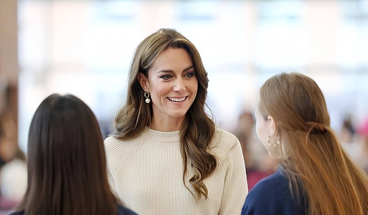 穿米色针织套装的你好漂亮,这次你一定赢了_的设计_白色_风格