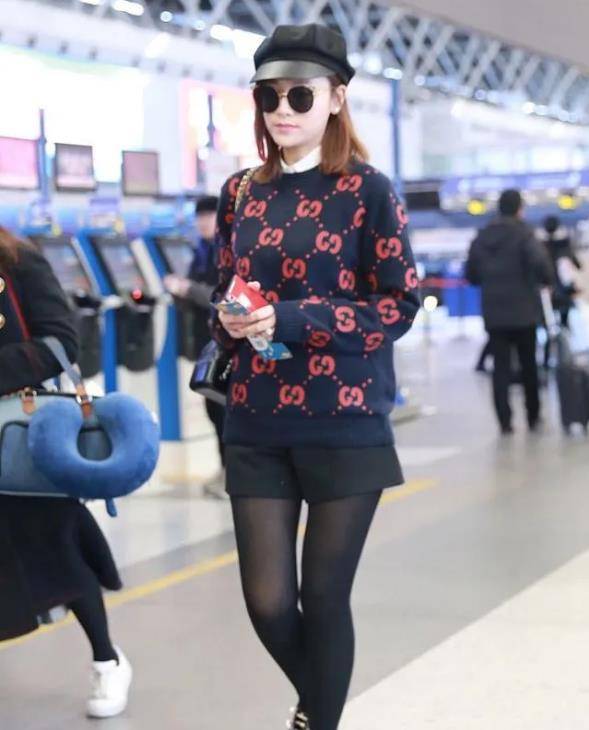 黑色丝袜搭配超短裤,叶一茜彻底变身街头路人,网友:完美!