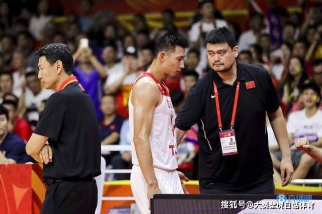 男篮冠军教头杨鸣疑似婚变,爱人怒删两人合影,姚明头大_唐佳良_个人