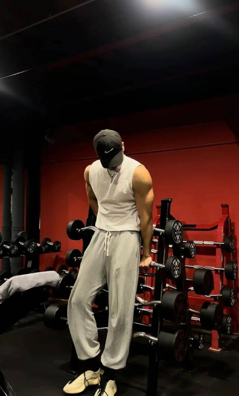 有时候在朋友圈看到六块腹肌的自拍照,我就很喜欢.