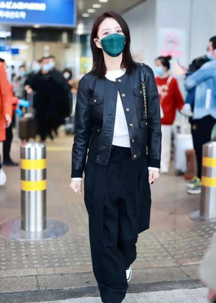 佟丽娅西装抹胸秀川字腹肌,离婚后形象焕然一新,气质不输女团!
