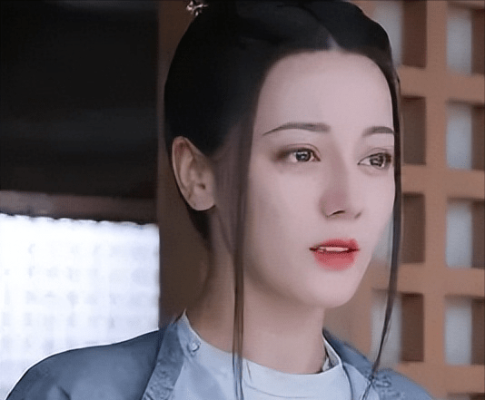 而在红毯上美得不可方物的迪丽热巴在《长歌行》里被很多人吐槽像 "