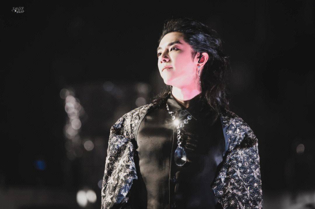 最新近照曝光,华晨宇消瘦身材神似邓紫棋,网友纷纷称赞阴柔风格更为