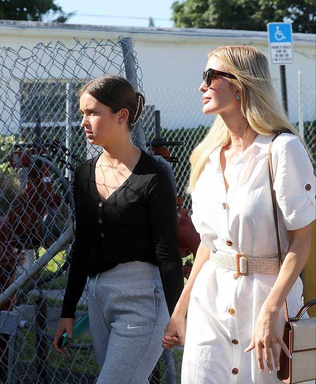 白裙配小白鞋太少女,12岁女儿身高170也好美_阿拉贝拉_特朗普_风格