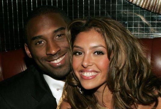 瓦妮莎丧夫后独自过恋爱纪念日,晒24年前和科比合照,怀里抱男婴