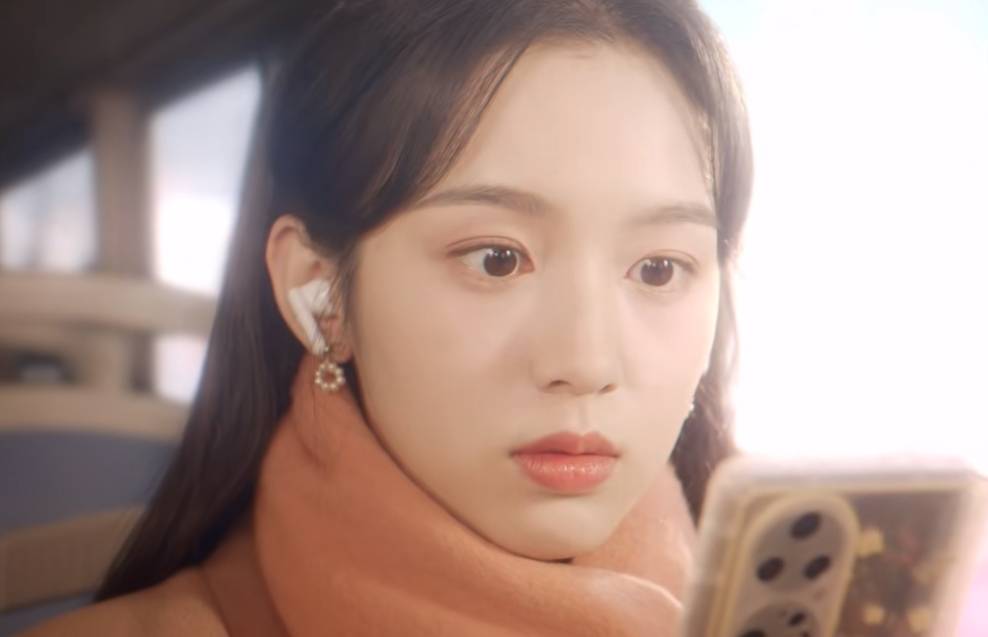 周也颜值是真的高,特别适合现偶女主,而且她的长相也很适合演女大学生
