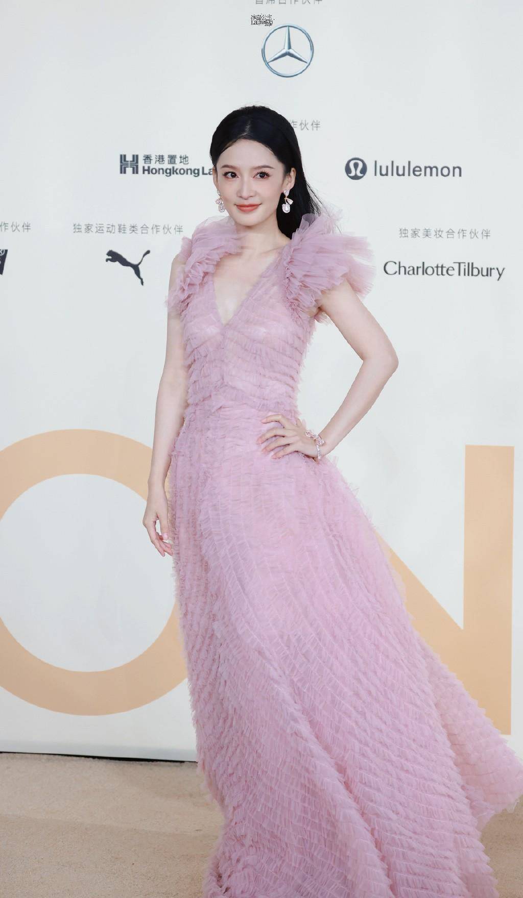 李沁出席vogue盛典红毯,身穿紫雾轻纱裙,风中摇曳的清丽美人_活动