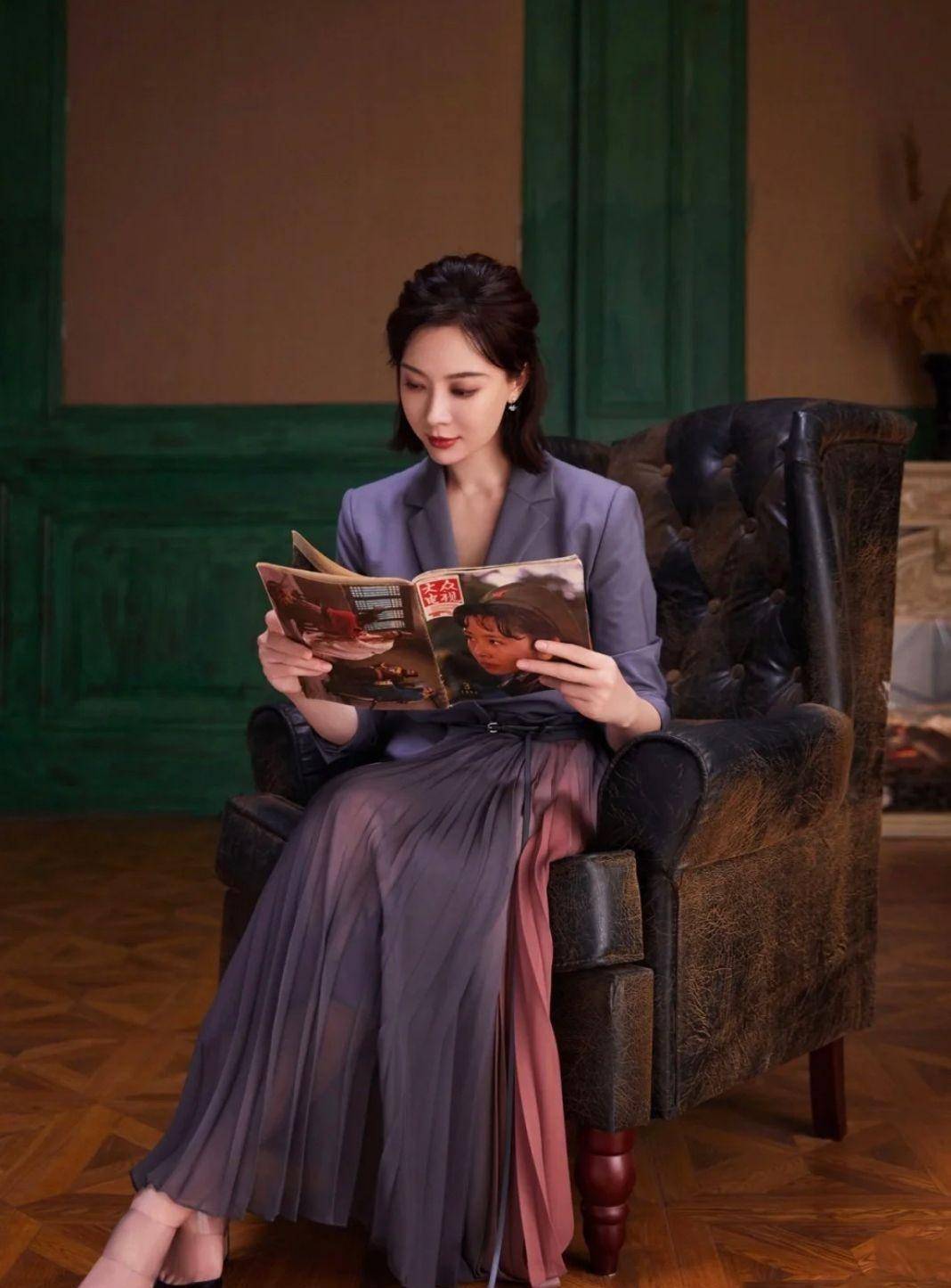 看到董卿和陈数穿同款西装裙,才明白:什么是真正的高级气质美_造型