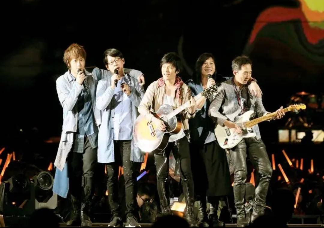 五月天演唱会被曝对口型,网友议论纷纷炸开了锅_争议_音乐_阿信