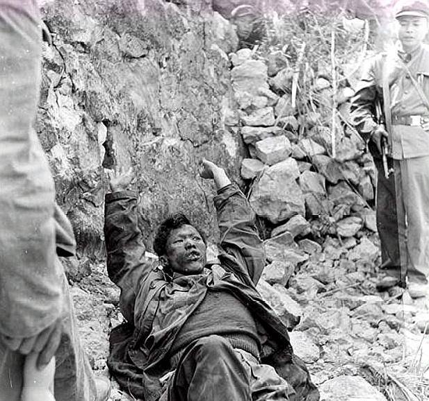 对越反击战越军俘虏盘点:最后照片可看出我军对待俘虏的态度_战俘