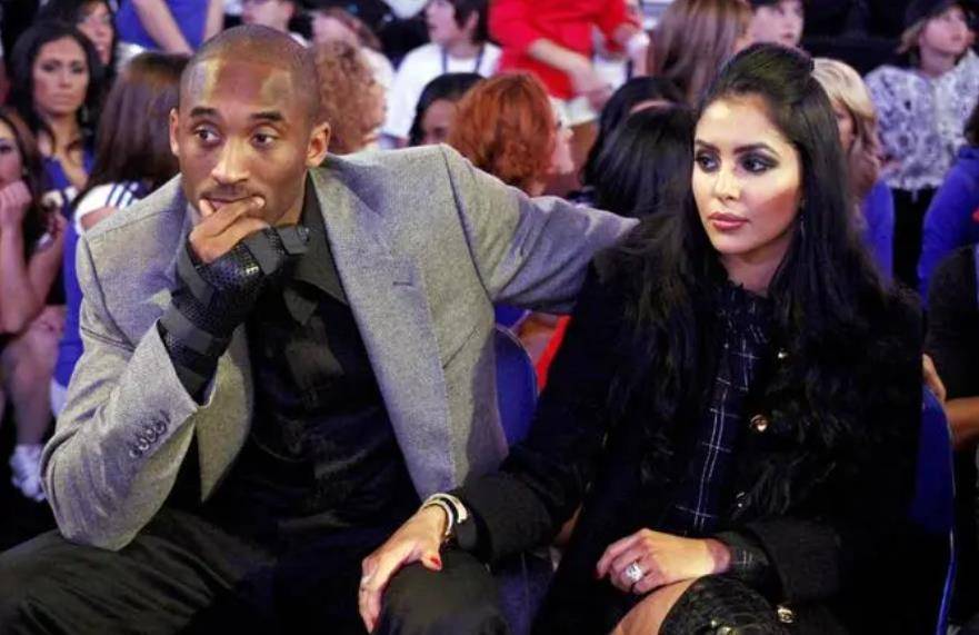 瓦妮莎独自过恋爱纪念日!