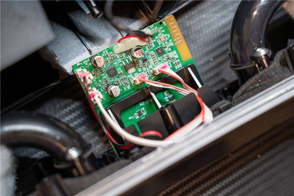 ad52010的立体声音频放大芯片,和旁边这颗丝印gh17m的三端稳压三极管