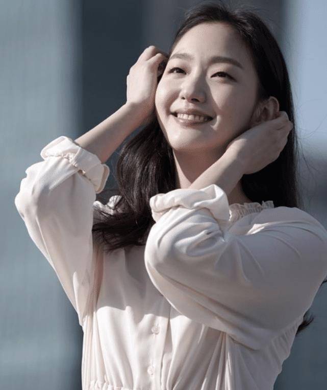 金高银晒全新美照,白裙加身立显气质,与李敏镐真"配一脸"_形象_连衣裙