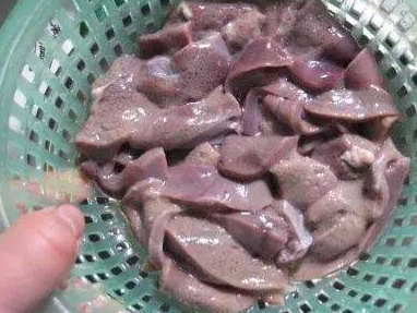 炒猪***时，没做到这3个要点，难怪炒出来的猪***不嫩还有腥味(图3)