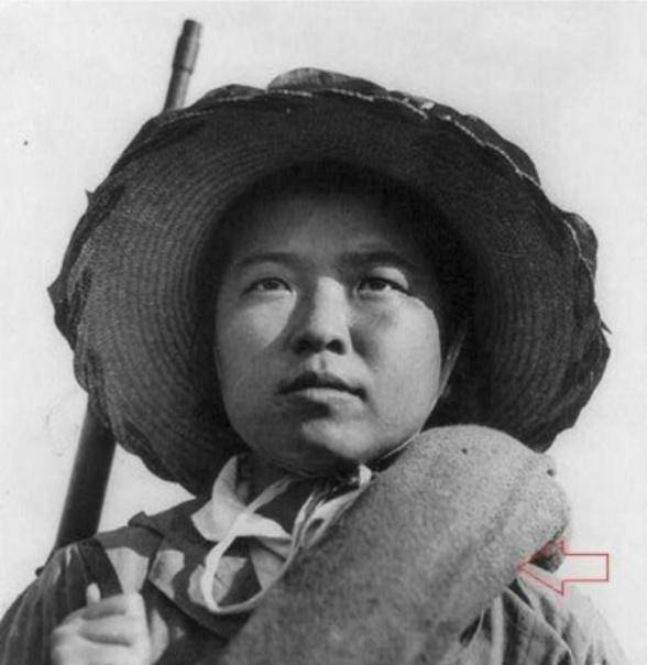 国军女兵身上经常披着的东西是啥?代表着一条命_军大衣_日本_八年抗战