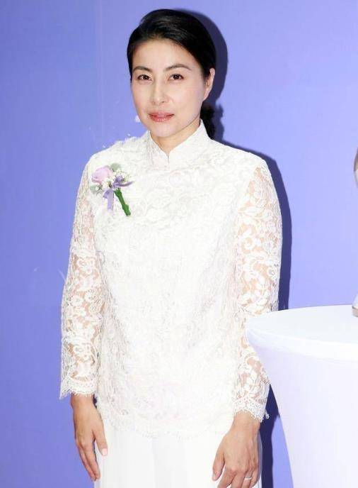 白色蕾丝旗袍束发在充满东方文化气息的活动上,郭晶晶选择了白色蕾丝