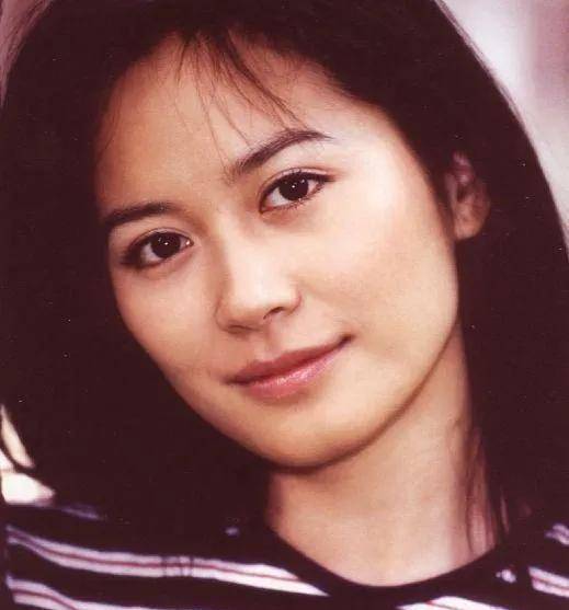 随着岁数的增加,俞飞鸿的脸上增加了一分镇定,整个人越来越自信.