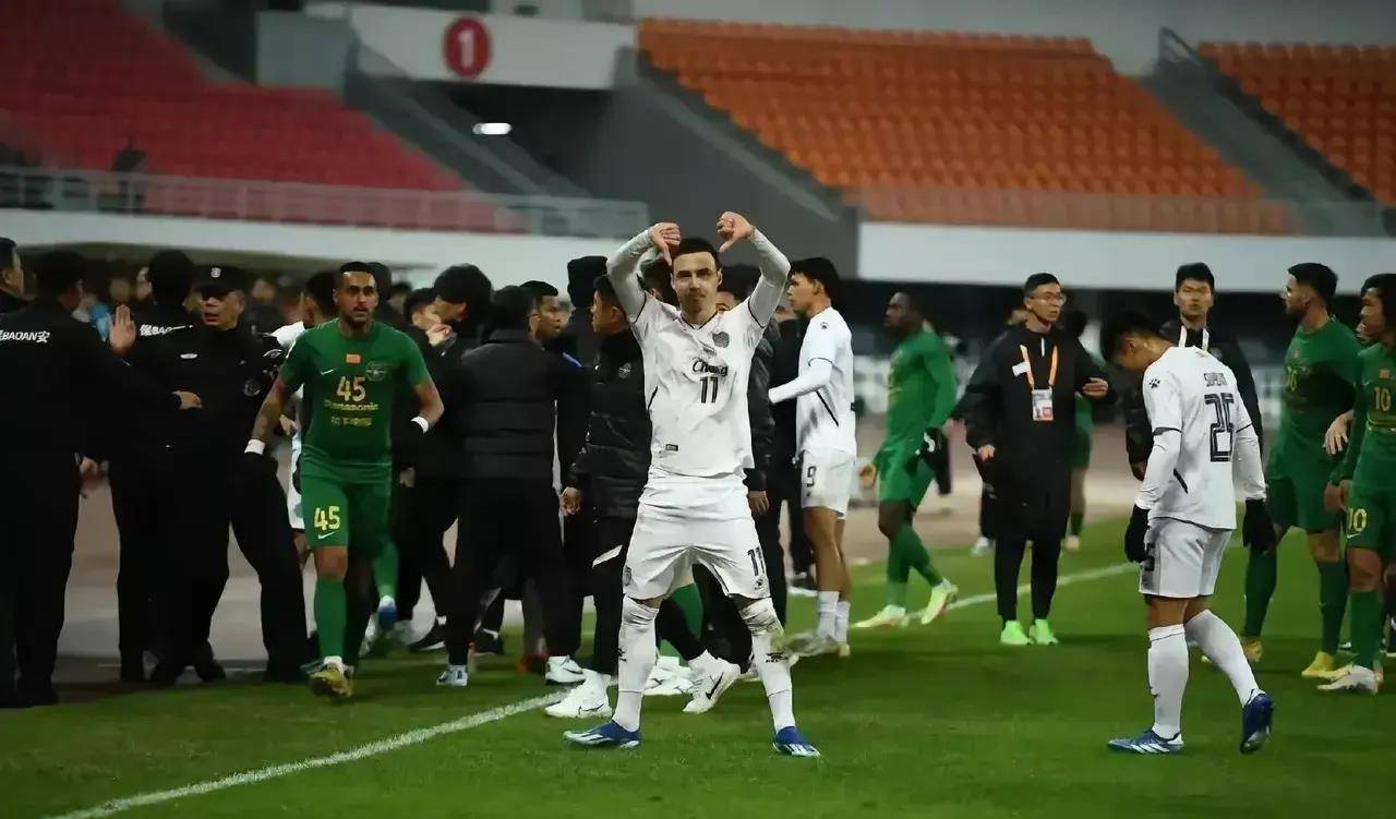 言语和手势:报道指称武里南联的球员和教练在冲突中使用了不当的汛乔