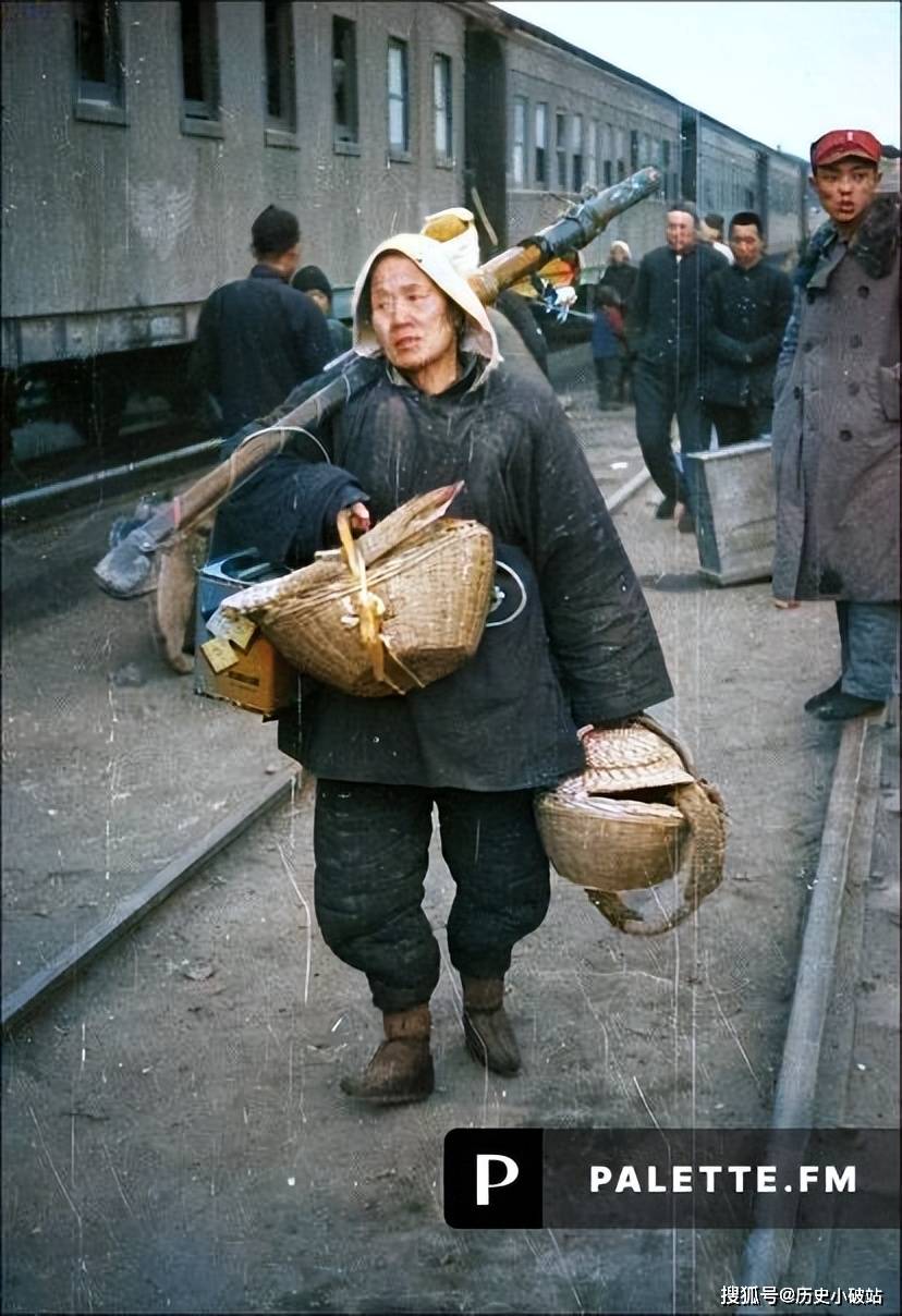 外国摄影师镜头下的1943年洛阳逃荒饥民,为生存扒火车逃离