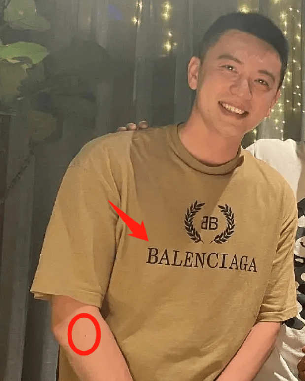 所以她经常和杨鸣穿情侣装,佩戴情侣首饰,还拥有各种同款,俨然有对外