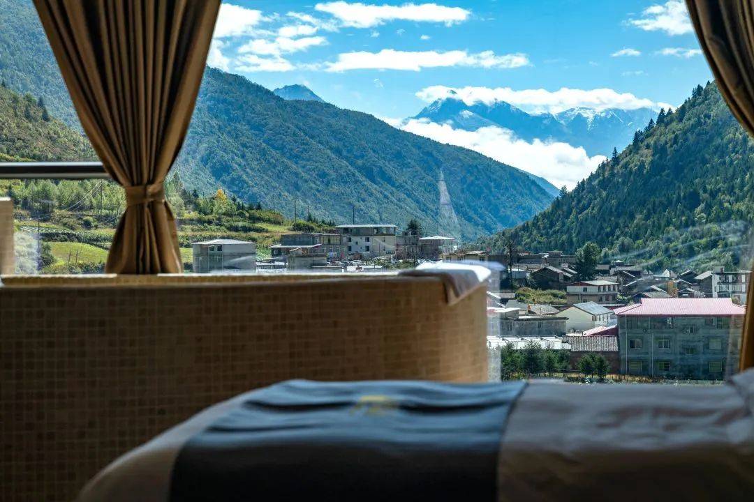 康定野沐温泉酒店,坐落于康定雅拉乡中谷村,是一家高端典雅的私汤酒店
