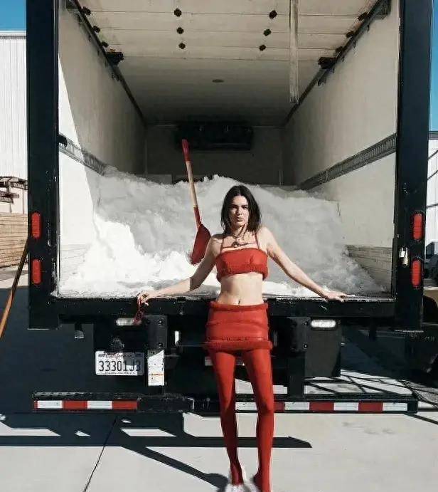 肯德尔詹娜在度假时,低腰短裙配腹肌,一丝不挂被展现得淋漓尽致_照片