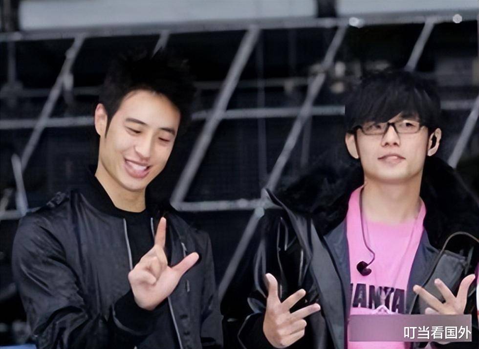 小时候真是迷恋潘玮柏,他和周杰伦都是天王级别的存在,一个是嘻哈天王