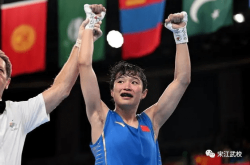 杨文璐2006年就读于宋江武校,跟随拳击教练李敬学习拳击,在拳击方面