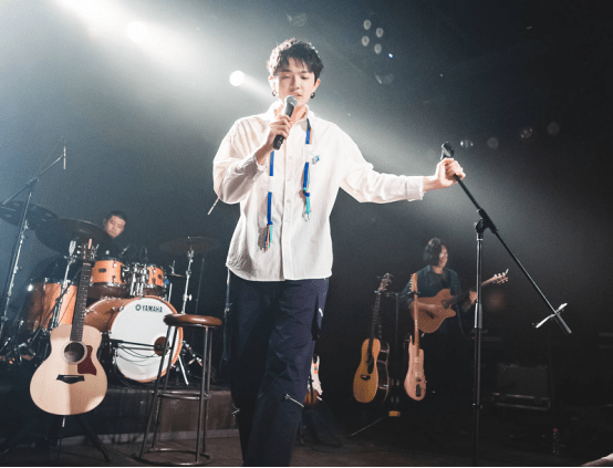 千万的粉丝,在如今这么火的娱乐圈当中,颜人中能够以这种方式直接出道