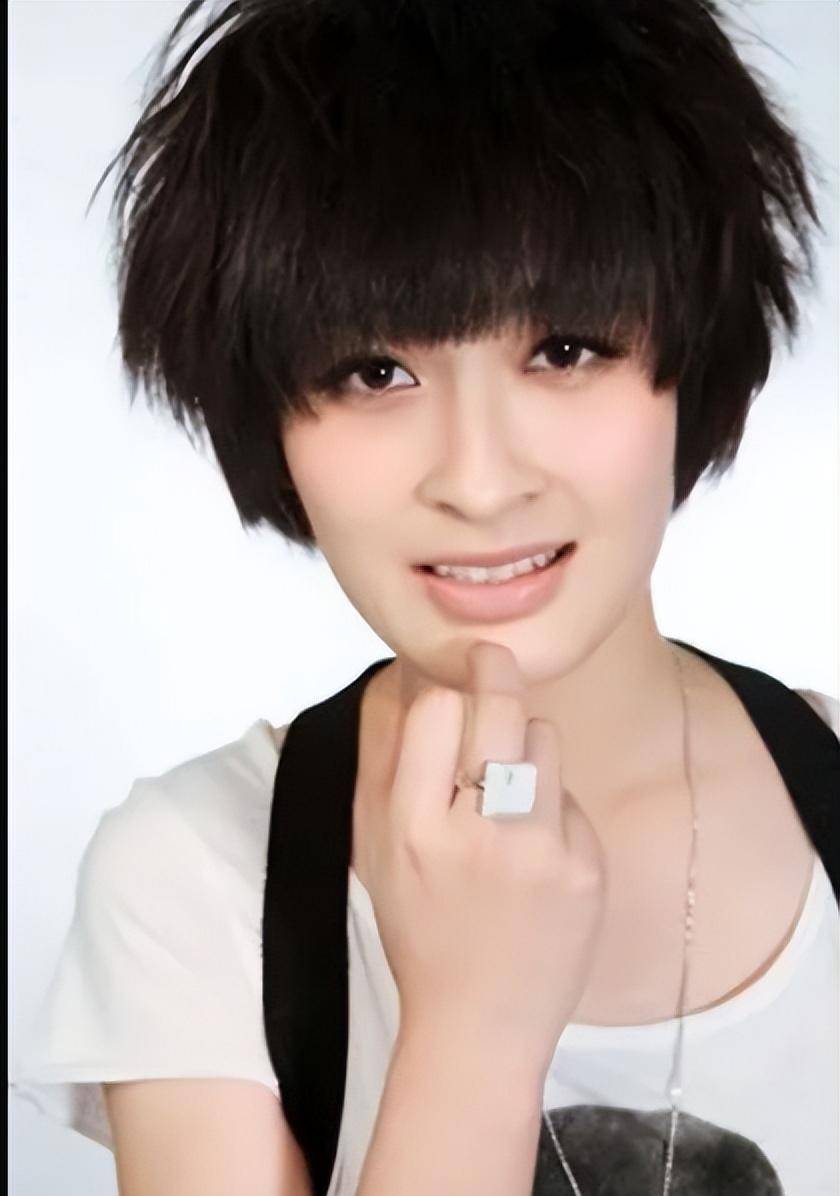 从超级女声出道的曾轶可,凭借一把吉他和独特的绵羊唱腔吸引了不少