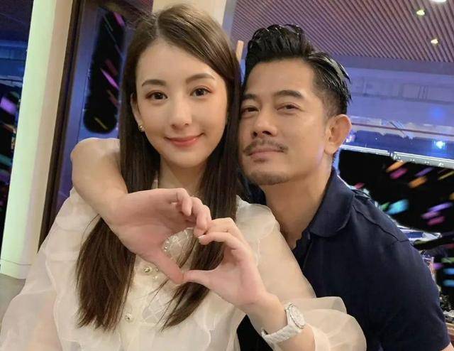 郭富城一家四口现身赛马场,女儿黏爸爸要抱抱,方媛鼻子惹争议_显得