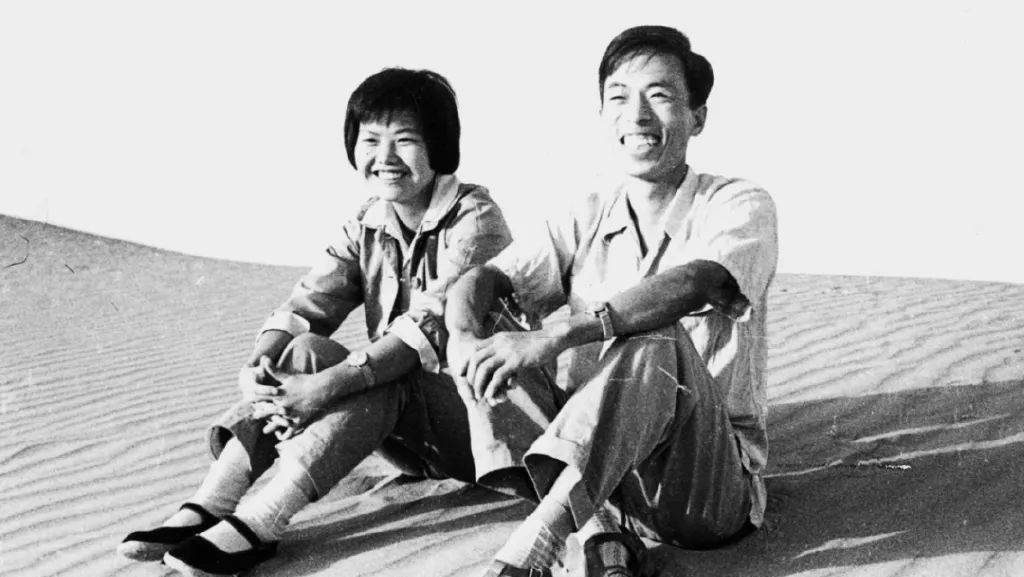 婚后,樊锦诗先后生下两个儿子,休产假后继续工作.