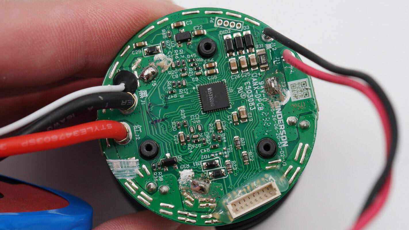 电机驱动板设有驱动芯片,导线通过焊接连接,连接器采用胶水加固.