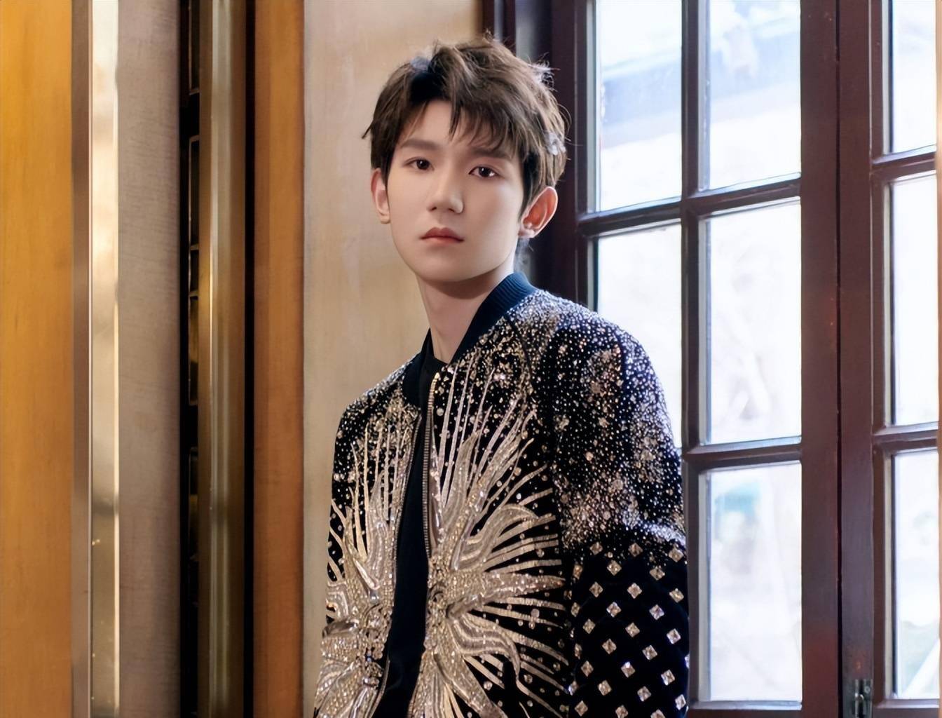 此外,闵塔鲨还帮助王源成为高级时装界的小王子.