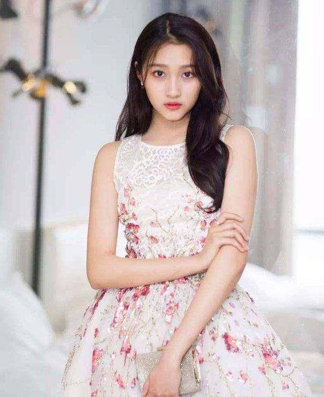 原来关晓彤不止会演戏,当看到她画的作品,网友:被演戏耽误的画家_闺女