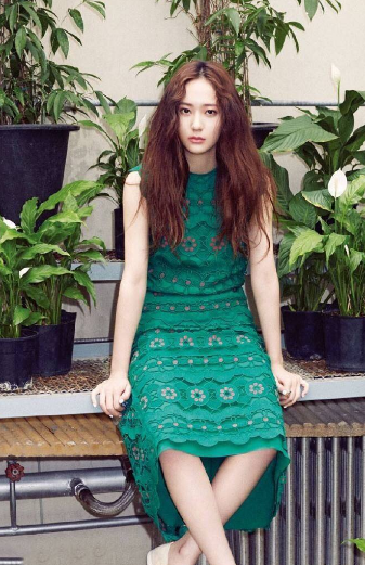 韩国女星郑秀晶胖了?丝绸西服也没遮住,就连下巴也圆润抢镜!