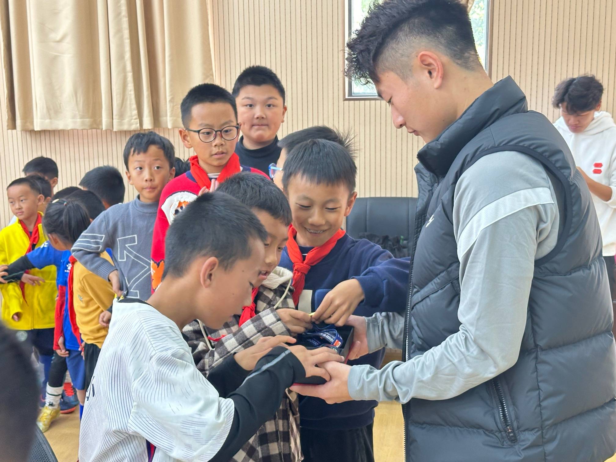 目前学校一年级足球队由天启足球俱乐部执教,天启足球俱乐部