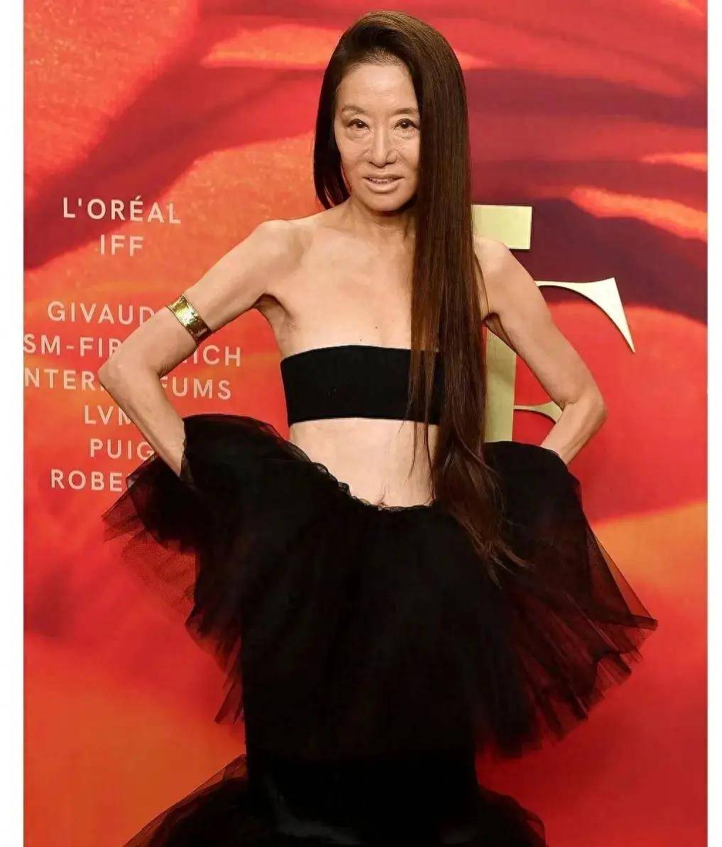 身上只盖了几条黑色布条,老太太真敢穿_wang_vera_风格