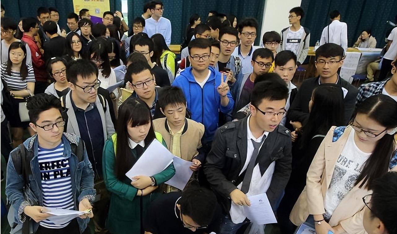 毕业生束手无措感叹,大专基本都名校博士_大学生_学历_就业